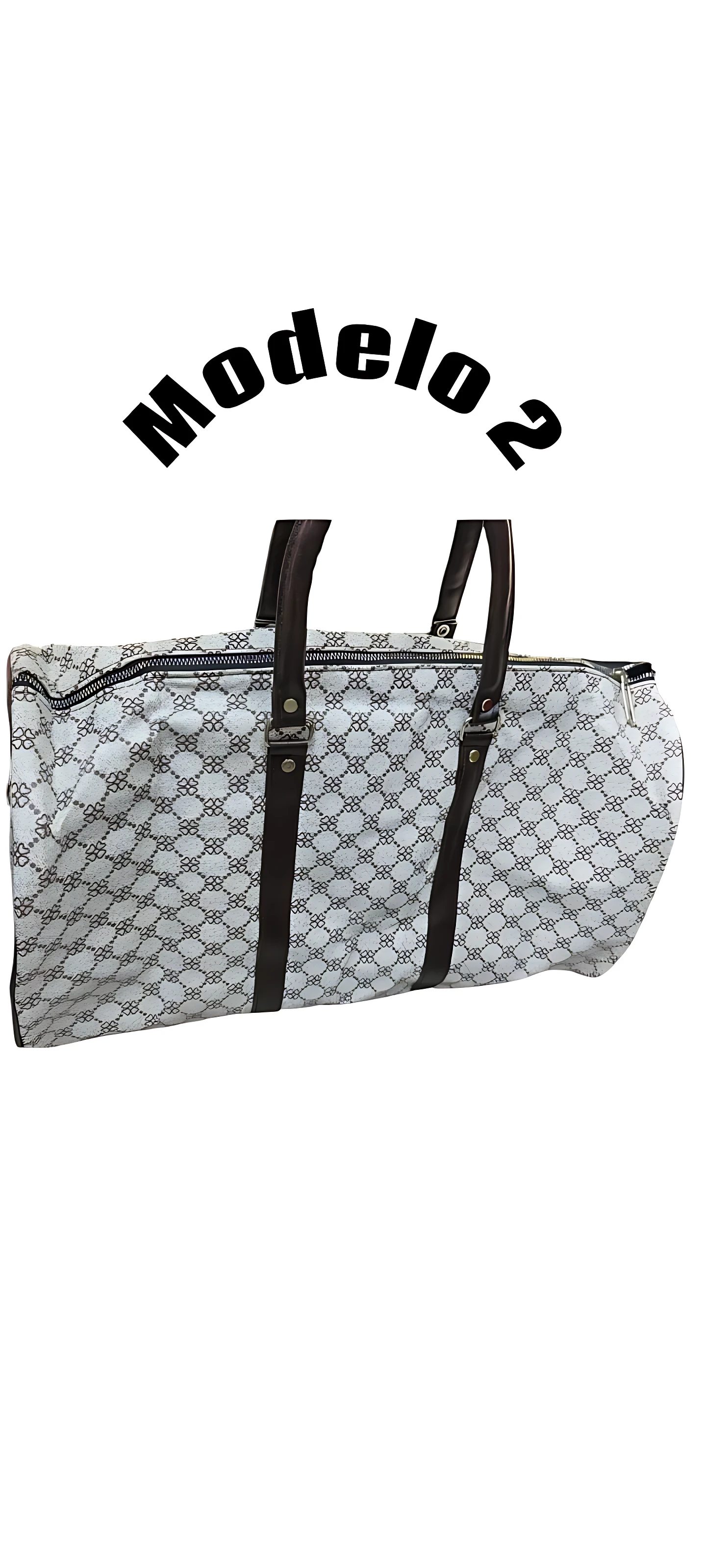 Bolso viajero de tela estampada con patrón geométrico en blanco y negro, asas negras y cierre superior. Modelo 2.