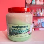 Crecepelo tratamiento capilar en tarro grande con tapa roja, crema verde claro y etiqueta con romero, quinua y linaza.