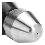 Boquilla metálica plateada con punta cónica para limpieza a presión. Extremo brillante con orificio central para desatascar tuberías.