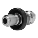 Boquilla de limpieza de chorro de alta presión en metal plateado con anillo negro, vista oblicua que muestra la punta cilíndrica y el cuerpo conector.