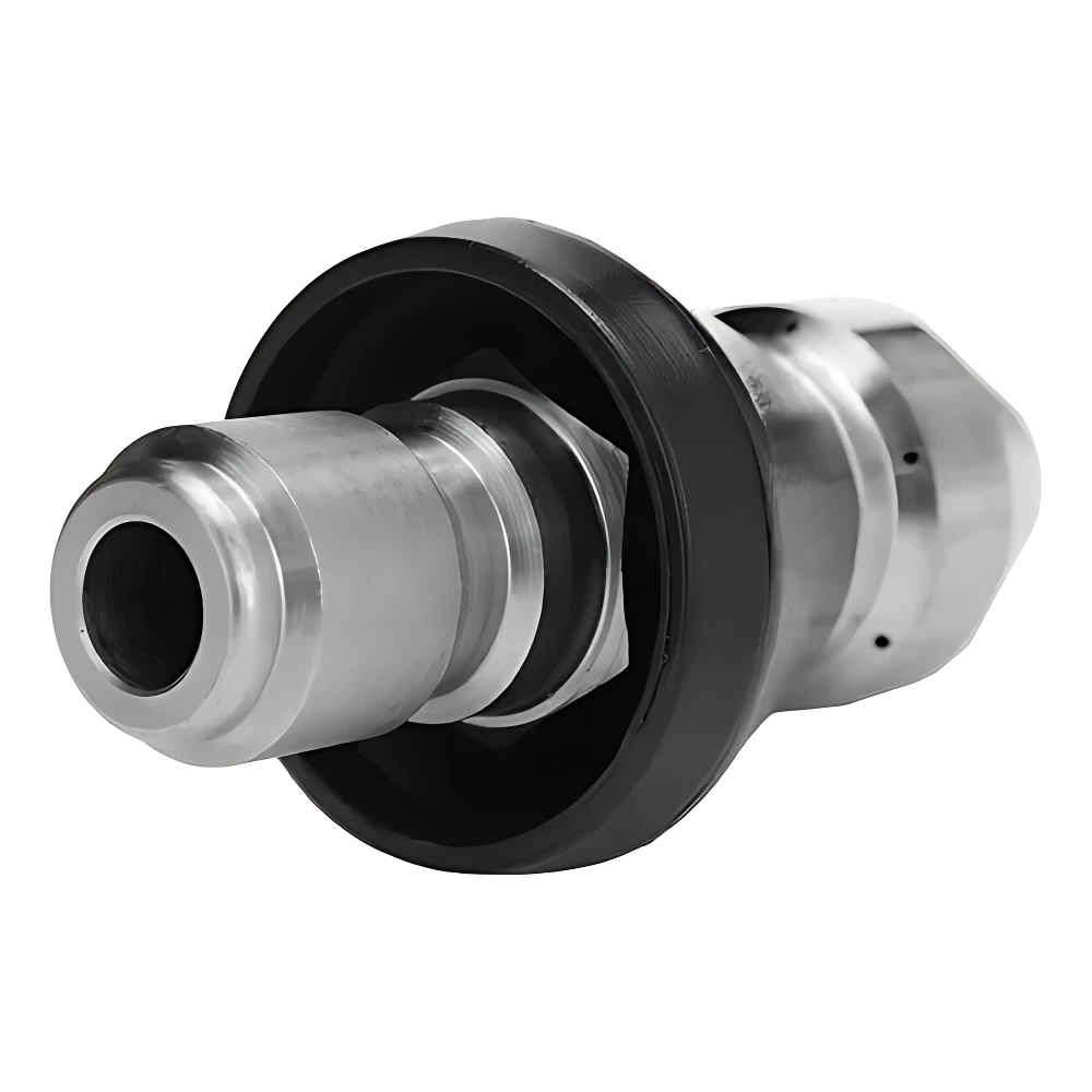 Boquilla de limpieza de chorro de alta presión en metal plateado con anillo negro, vista oblicua que muestra la punta cilíndrica y el cuerpo conector.