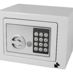 Caja fuerte digital pequeña de color blanco, con teclado numérico y cerradura de llave de respaldo, vista frontal en ángulo ligeramente elevado.
