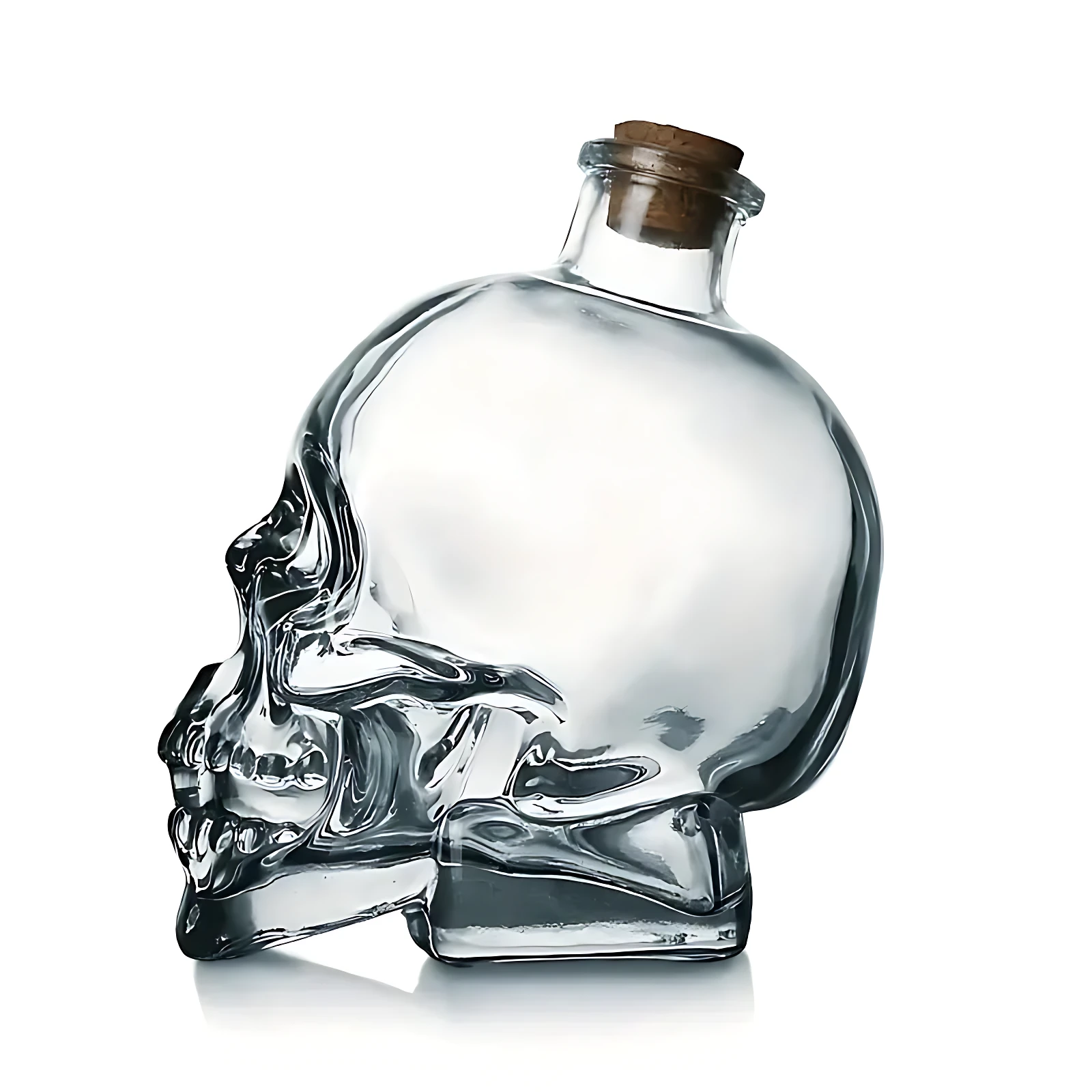 Botella de vidrio transparente con forma de calavera, tapada con corcho, ideal para servir bebidas en eventos temáticos.