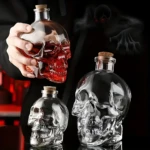 Tres botellas de vidrio con forma de calavera, una con líquido rojo y dos vacías, sobre fondo oscuro con figura fantasmal.