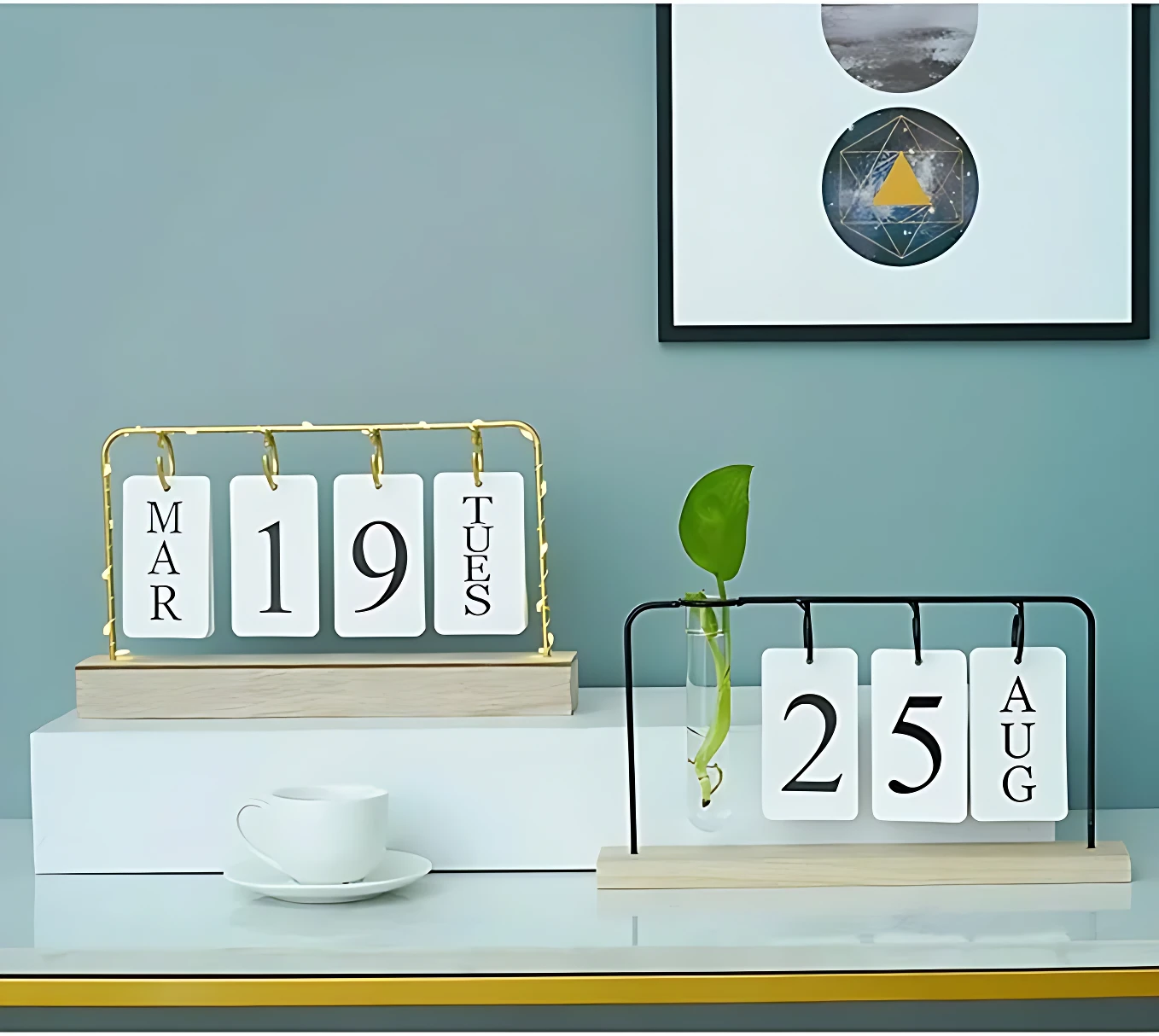 Calendarios de escritorio perpetuos con marcos dorado y negro. Muestran las fechas 19 de marzo y 25 de agosto. Diseño minimalista con tarjetas blancas y base de madera.