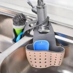 Set de 2 canastas escurridoras para fregadero, una beige y otra gris, para organizar utensilios de limpieza y esponjas cerca del grifo.
