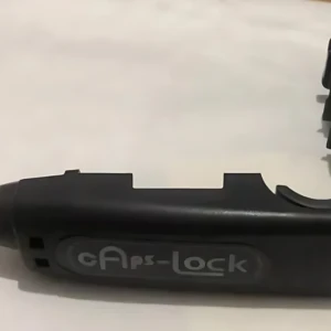 Candado de manillar negro con mecanismo de llave, diseñado para proteger el manubrio de motos y bicicletas.