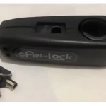 Candado de manillar negro con llaves, modelo Caps-Lock, sobre fondo blanco. Incluye carcasa robusta y dos llaves metálicas.