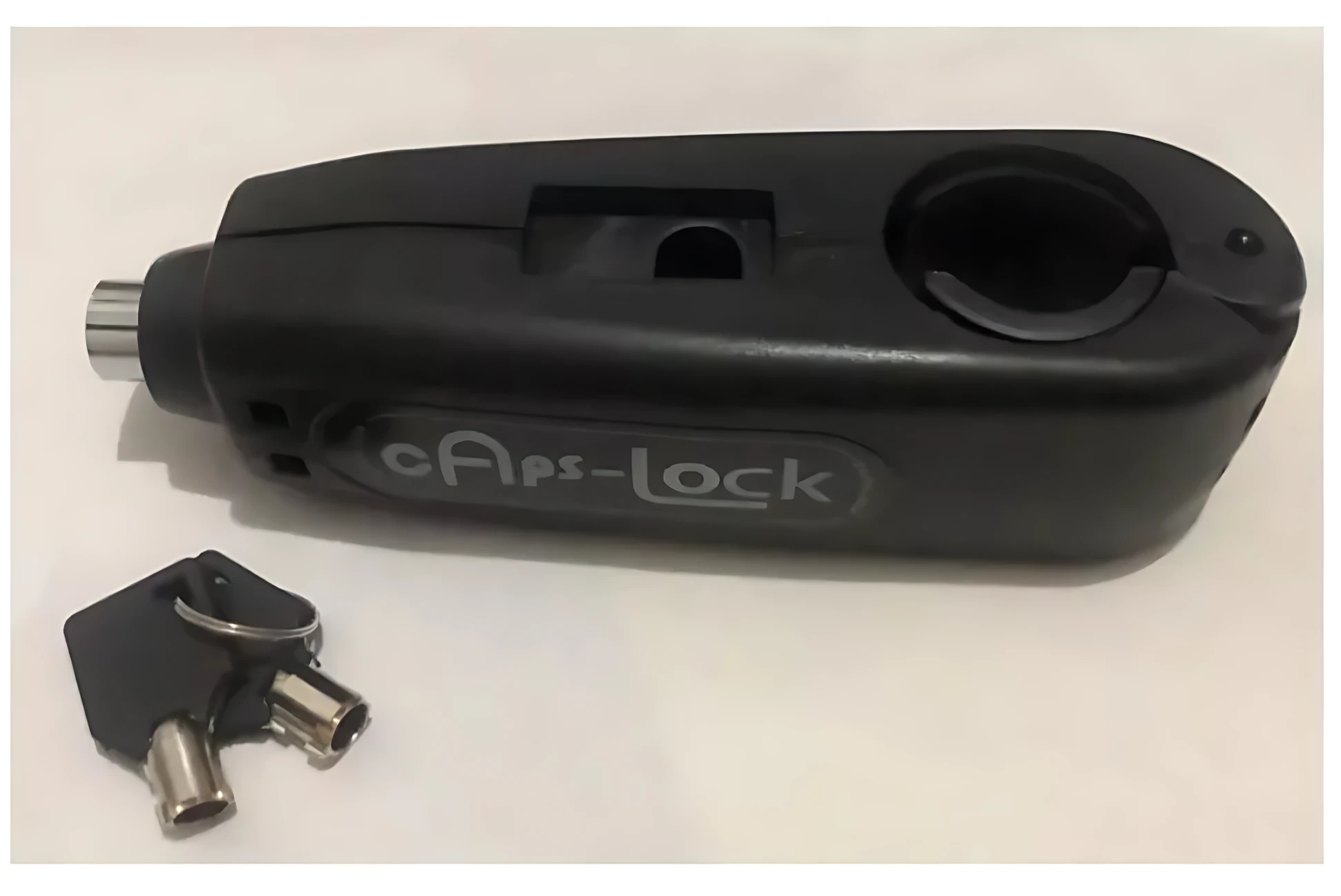 Candado de manillar negro con llaves, modelo Caps-Lock, sobre fondo blanco. Incluye carcasa robusta y dos llaves metálicas.