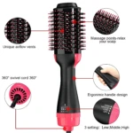 Cepillo secador de cabello negro y rosa con mango ergonómico y 3 configuraciones de calor.