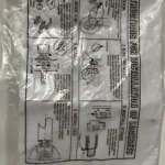 Instrucciones de instalación de cerraduras impresas en papel blanco dentro de una bolsa de plástico transparente. Incluye diagramas de montaje paso a paso.