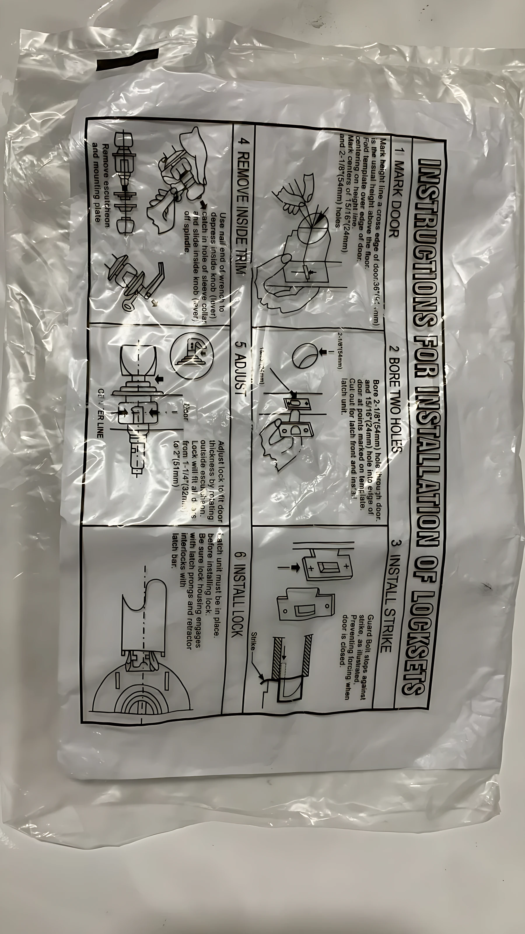 Instrucciones de instalación de cerraduras impresas en papel blanco dentro de una bolsa de plástico transparente. Incluye diagramas de montaje paso a paso.