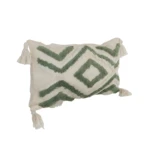Cojín rectangular beige con diseño geométrico de rombos en relieve verde y flecos en las esquinas.