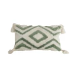 Cojín rectangular blanco con diseño geométrico verde y flecos, estilo moderno.
