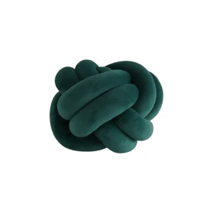 Cojín decorativo de terciopelo verde oscuro en forma de nudo, con textura suave y acabado elegante, ideal para sala.