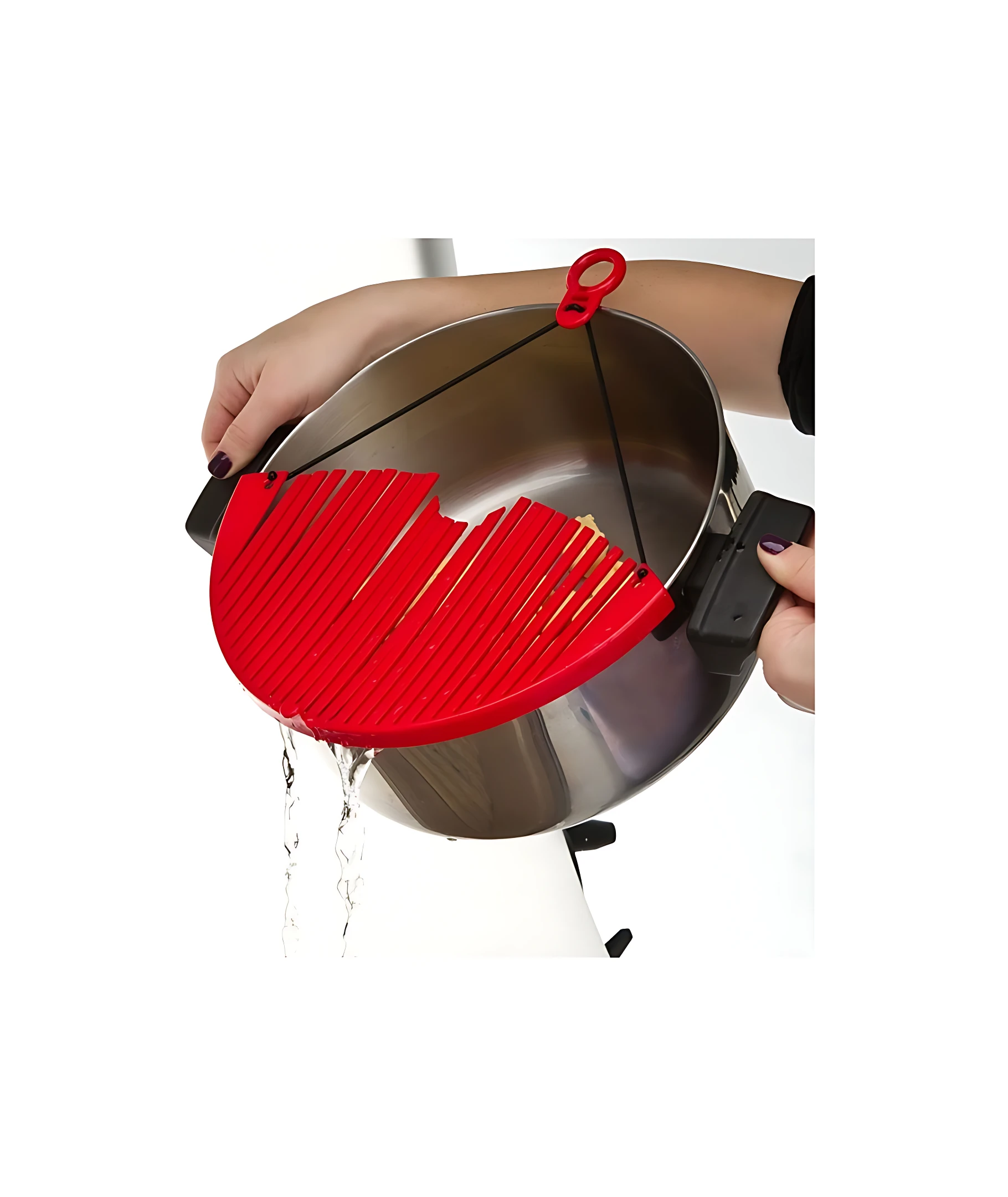 Colador rojo expansible para olla, filtrando pasta, con asas negras.