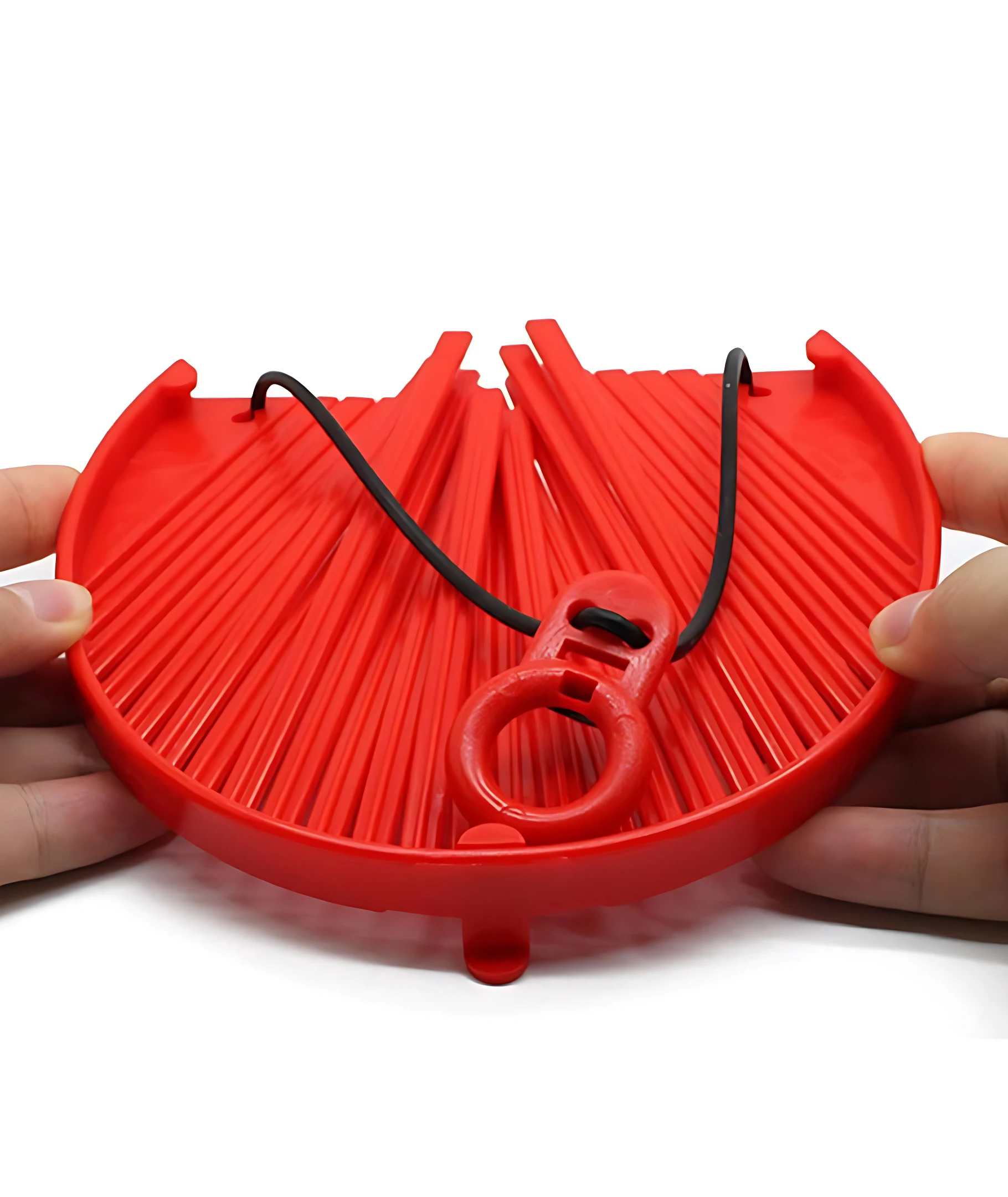 Colador Better Strainer rojo expansible para ollas con aro y cuerda negra, sujetado por manos.