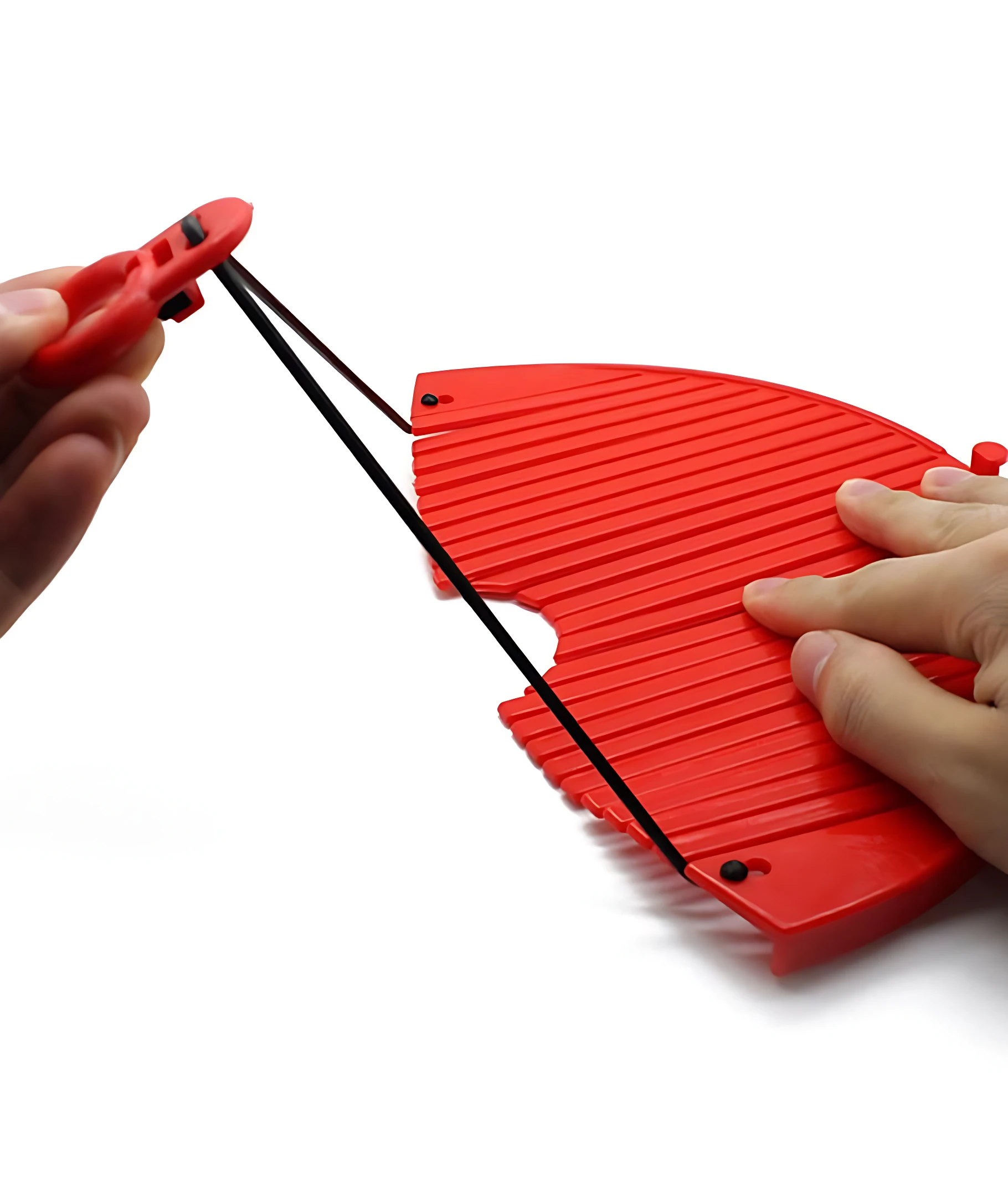 Colador expansible rojo de silicona con banda elástica sujetando una mano.
