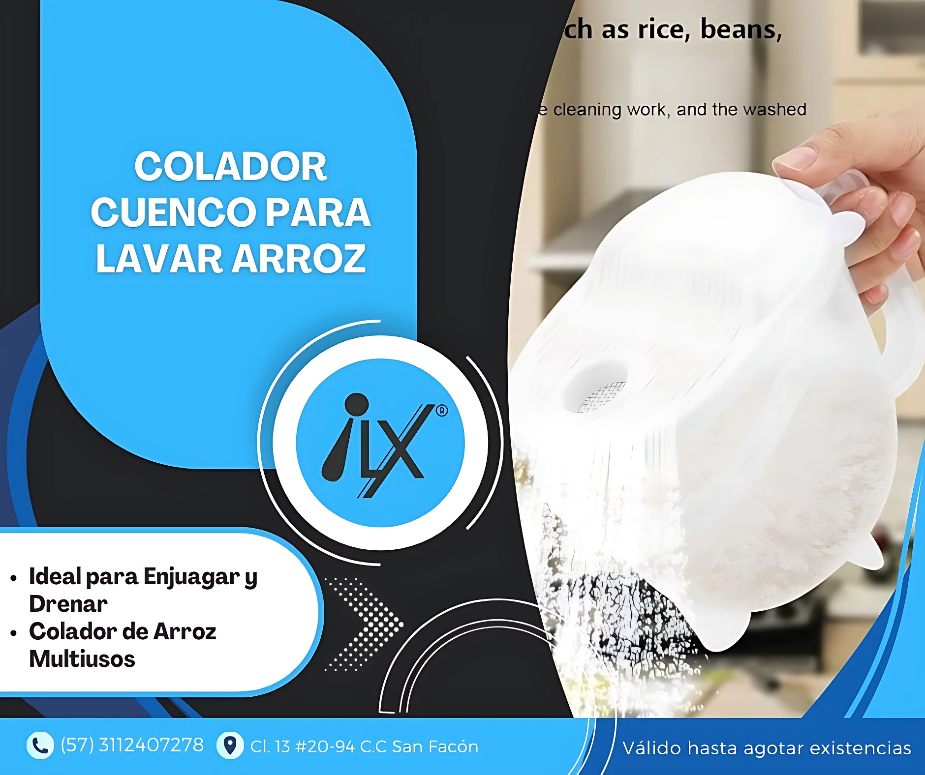 Colador cuenco blanco con asa, en uso para lavar arroz. Agua fluye por el filtro mientras se enjuagan granos. Diseño ergonómico, ideal para colar y drenar sin ensuciar fregadero.