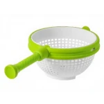 Colador multifuncional giratorio con mango plegable en verde lima y blanco, con rejilla de drenaje y asa ergonómica para secar alimentos sin salpicaduras.