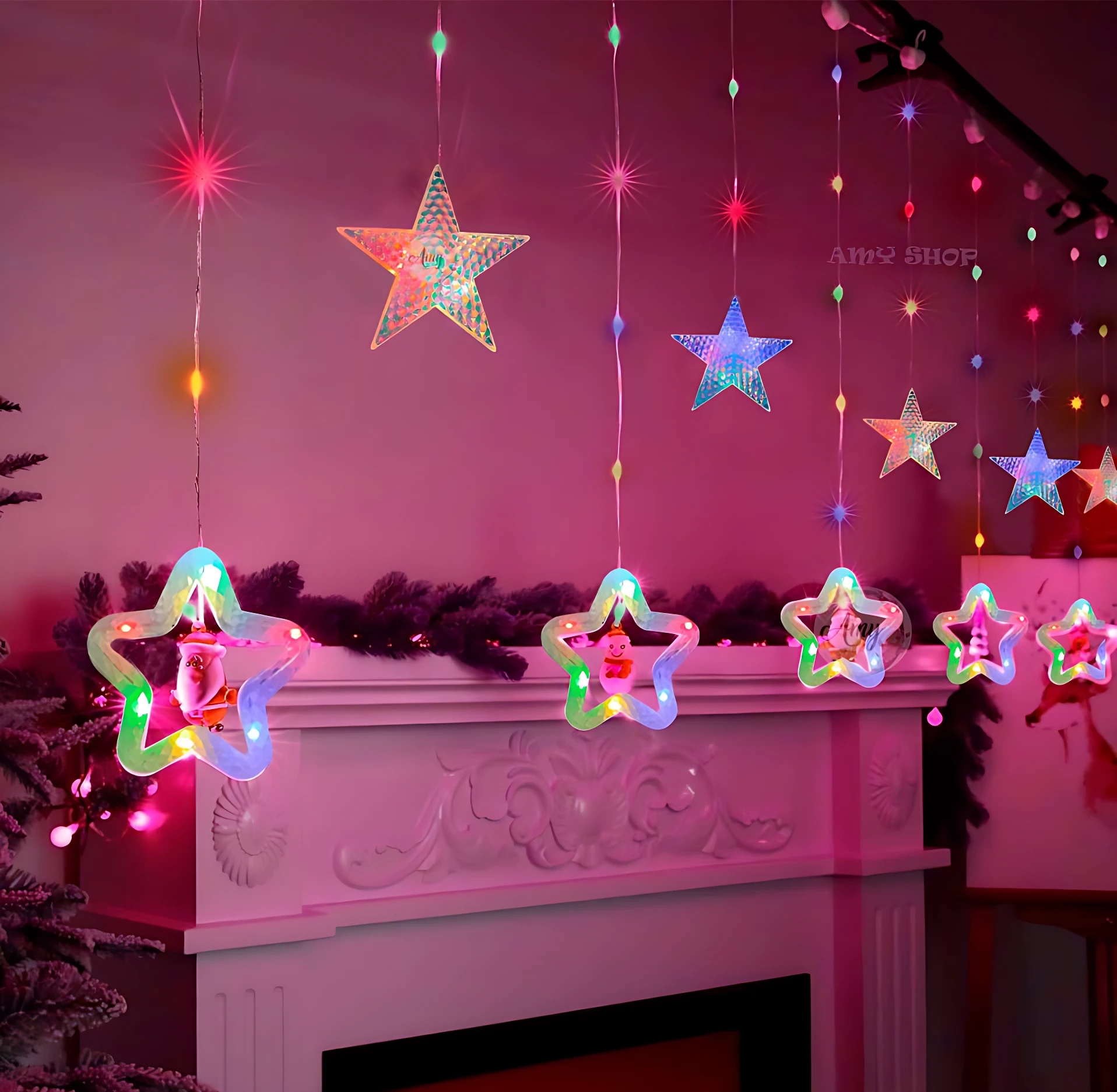 Cortina de luces LED con estrellas iridiscentes y estrellas grandes de figuras navideñas como Santa y muñeco de nieve en el centro, colgando sobre una chimenea.
