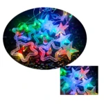Cortina de luces LED encendidas con estrellas multicolor y figuras navideñas como un muñeco de nieve y Santa Claus.