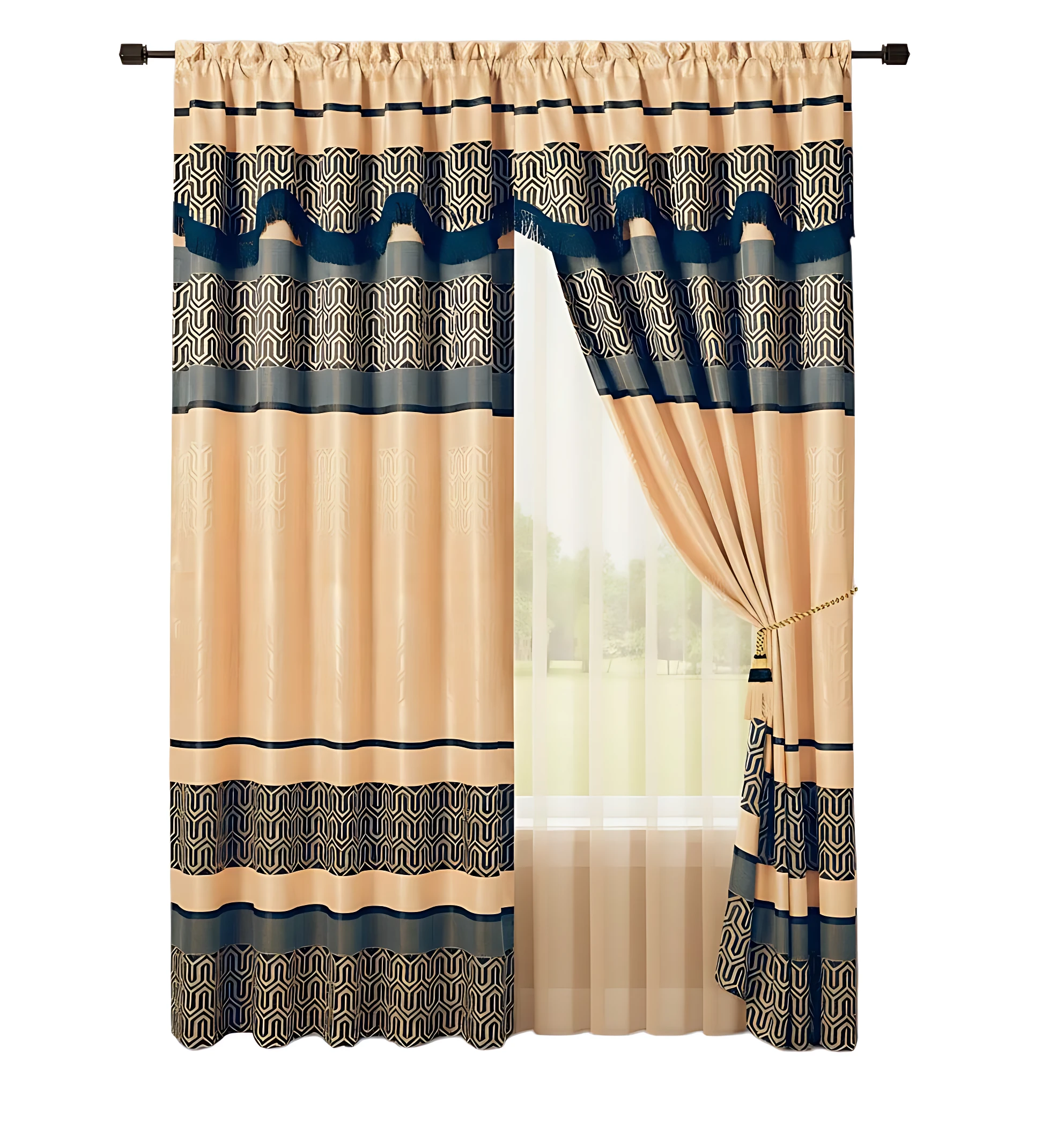 Cortina de poliéster beige con cenefa azul y velo, colgada en ventana con varilla, mostrando diseño geométrico y doble capa para control de luz.