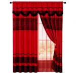 Cortina de poliéster roja con cenefa negra y velo translúcido, colgada en ventana con barra superior.