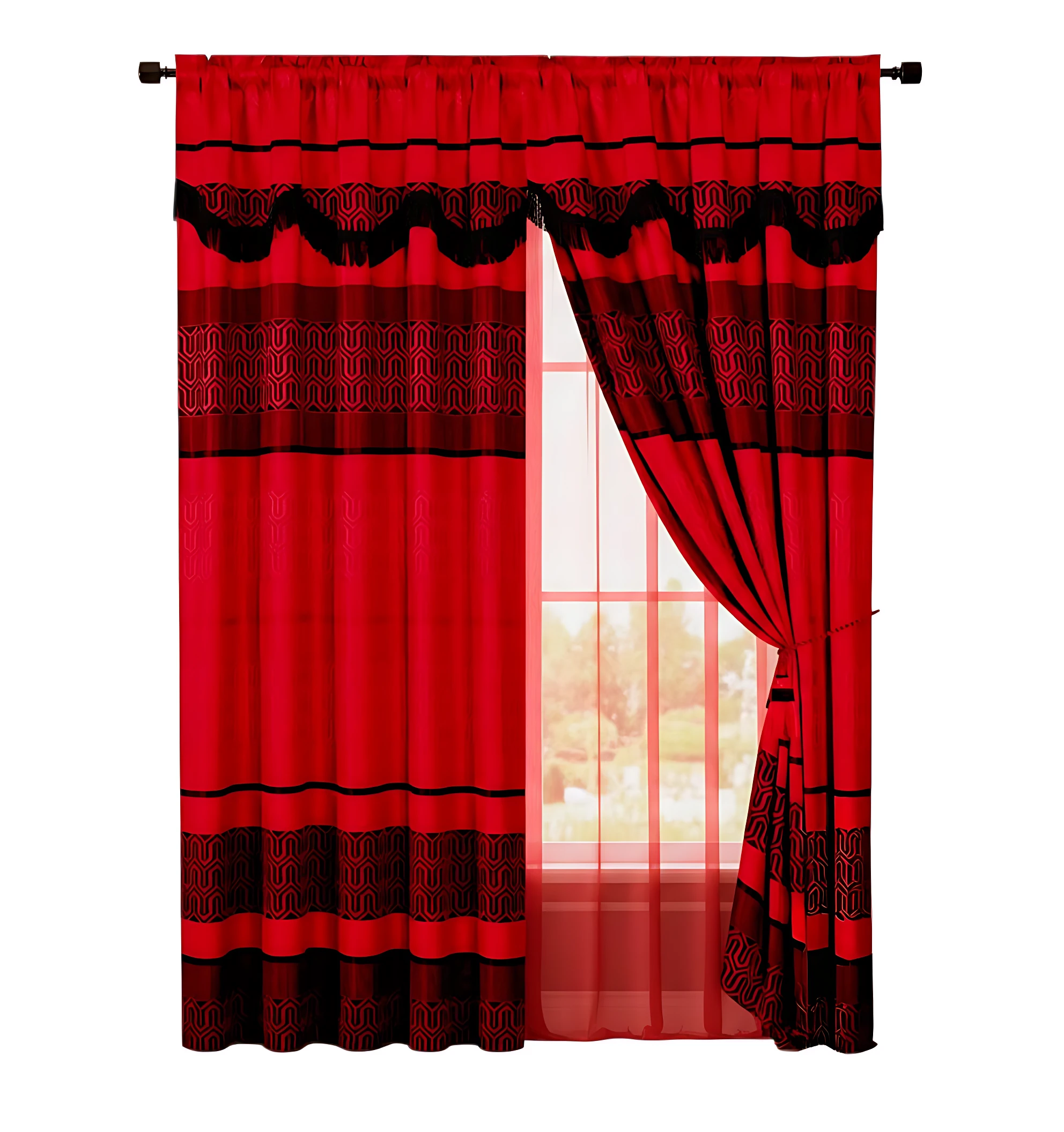 Cortina de poliéster roja con cenefa negra y velo translúcido, colgada en ventana con barra superior.