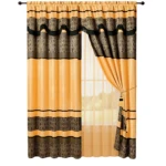 Cortina de poliéster en tonos naranja y negro con cenefa geométrica y velo traslúcido, colgada en ventana con varilla.