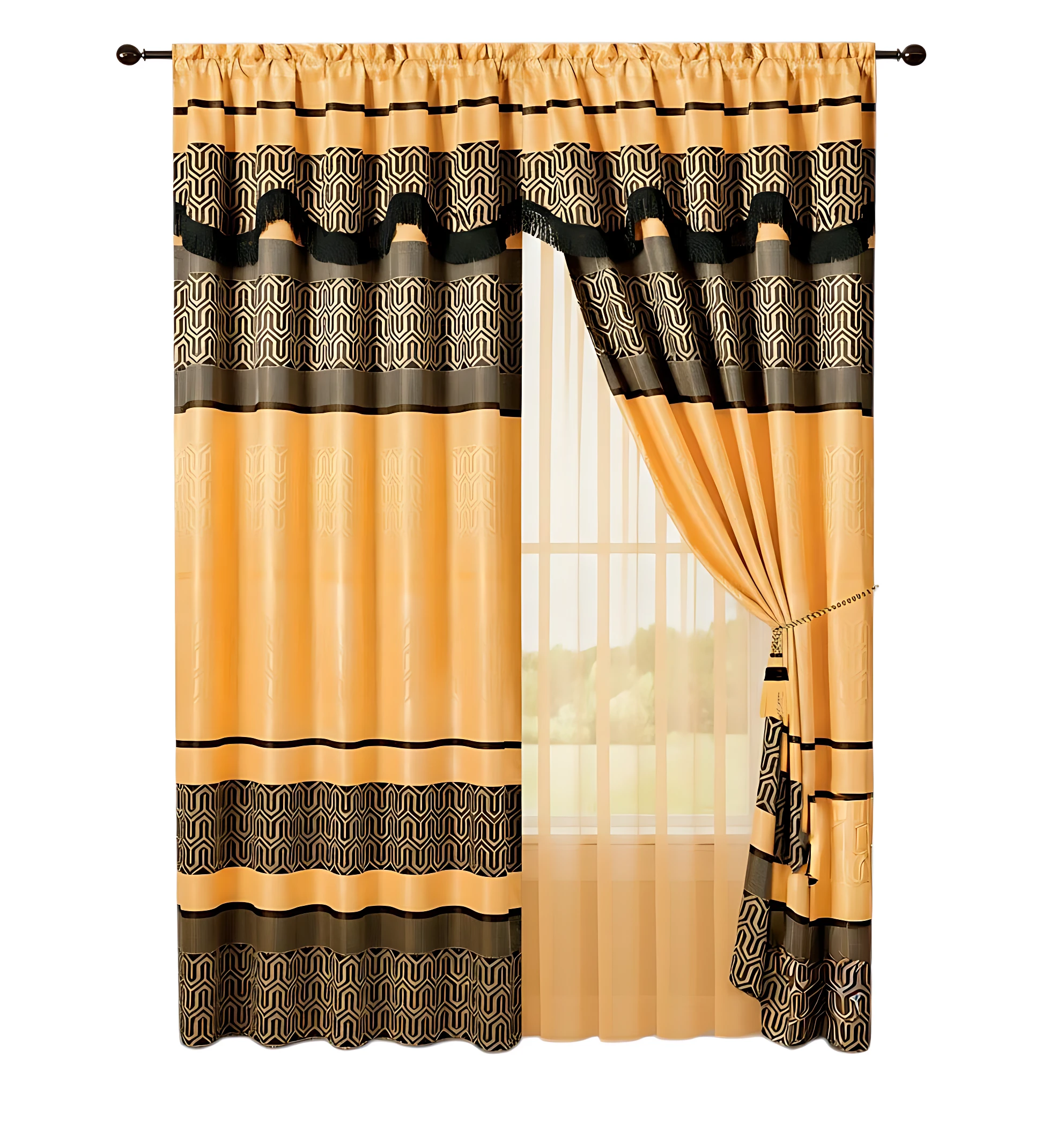 Cortina de poliéster en tonos naranja y negro con cenefa geométrica y velo traslúcido, colgada en ventana con varilla.