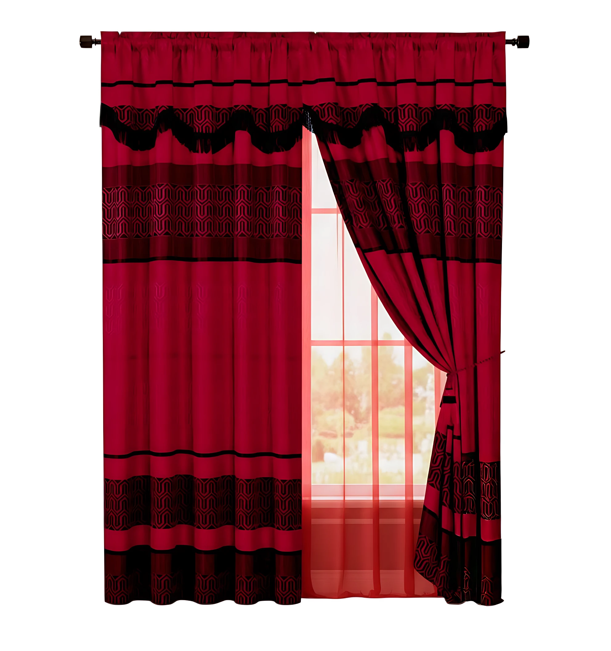 Cortina de poliéster roja con cenefa negra y velo translúcido, colgada en ventana con barra superior, mostrando diseño a rayas y textura suave.