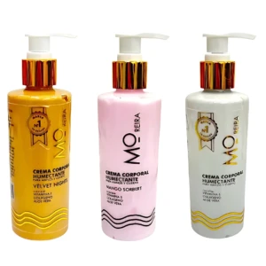 Tres cremas corporales hidratantes MO REIRA con dispensador, una dorada, una rosa y una blanca, con detalles dorados.