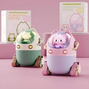 Difusor de humedad USB con diseño de robot tanque y orugas. Dos unidades: una verde menta y otra lila, con personajes en cúpula transparente y luces LED frontales.