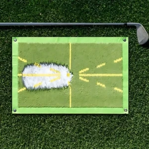 Tapete entrenador de golf verde con marcas amarillas y palo de golf plateado, ideal para analizar y mejorar el swing.