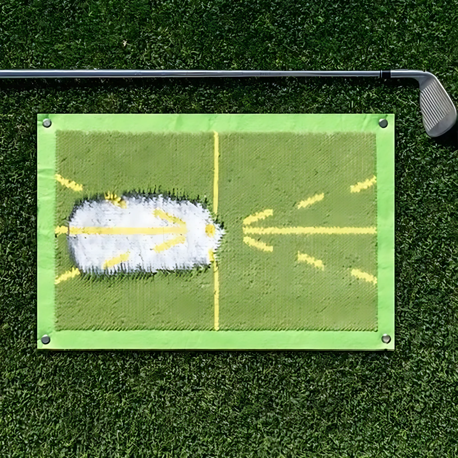 Tapete entrenador de golf verde con marcas amarillas y palo de golf plateado, ideal para analizar y mejorar el swing.