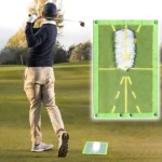 Tapete de golf verde con marcas de análisis de swing, un golfista en acción y un espejo de práctica en el suelo.