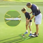 Tapete de golf verde con líneas de análisis de swing, un niño practica con un adulto en un campo de golf.