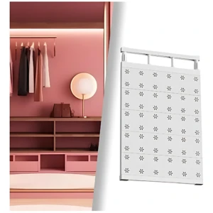Estante expandible de rejilla blanca con patrones decorativos, montado en armario de color rosa.