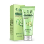 Tubo verde con exfoliante corporal BIOAQUA de pepino, para renovar y suavizar la piel.