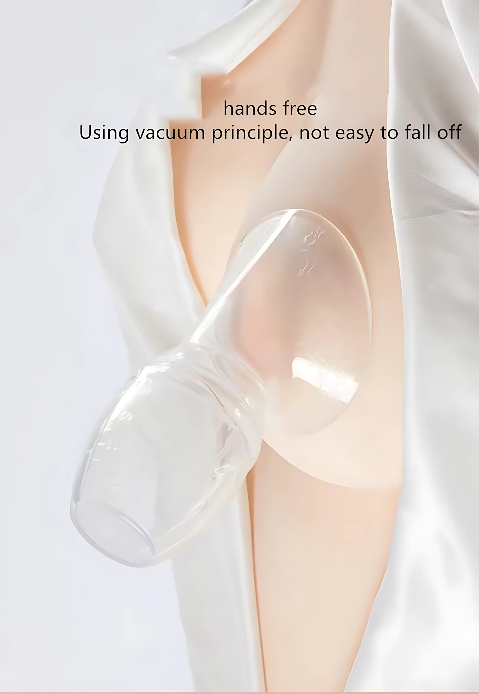Extractor de leche materna manual en silicona transparente, con copa de succión adherida al pecho y manguera flexible, diseñado para uso portátil y cómodo.