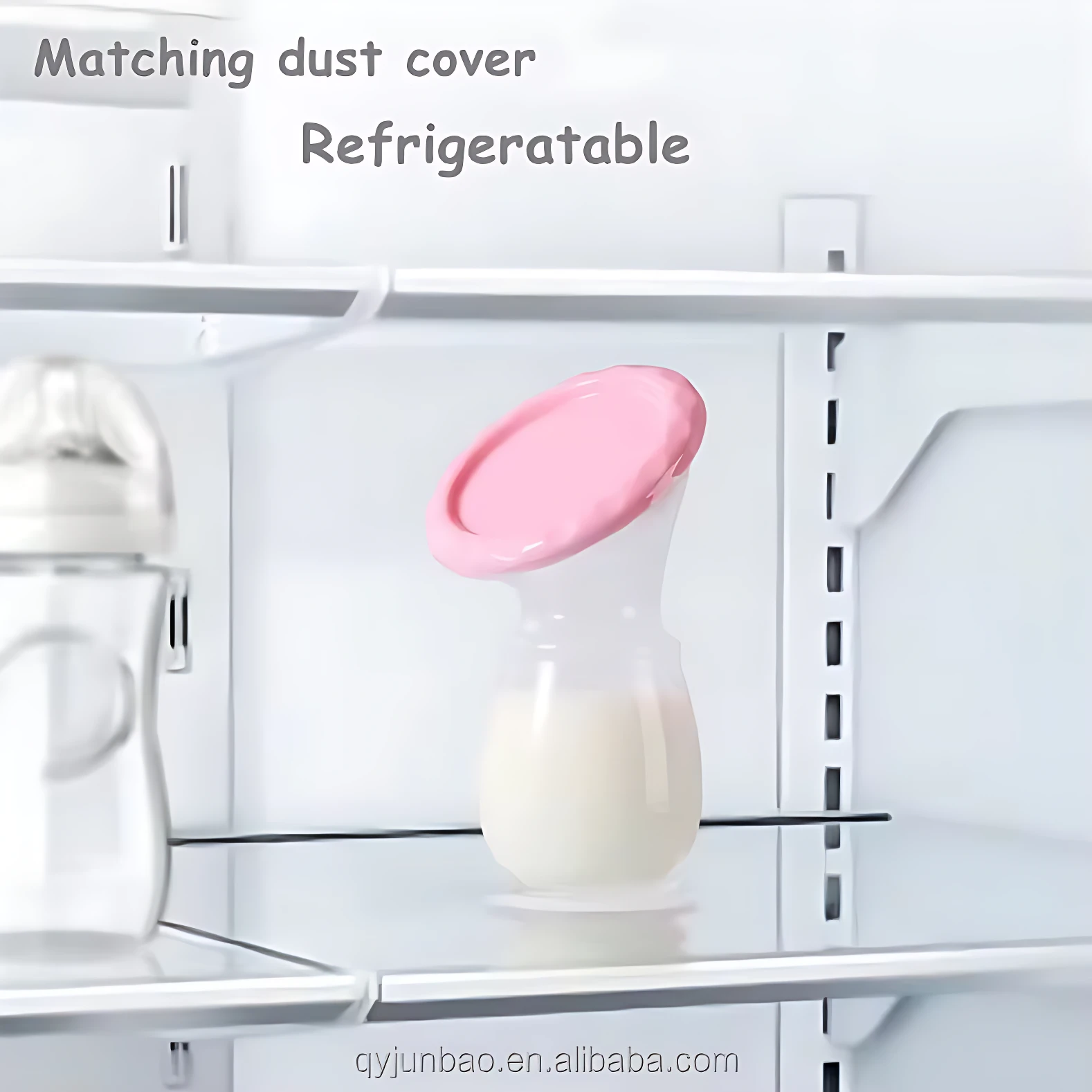 Extractor de leche materna en color rosa con tapa, contenido en leche dentro de botella transparente, ubicado en estante de refrigerador.