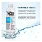 Filtro de agua Samsung blanco con etiqueta azul y texto negro, rodeado de salpicaduras de agua sobre fondo claro. Compatible con modelos RF23M8070SG/AA y otros.