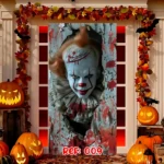 Funda decorativa para puerta de Halloween con Pennywise, efecto de pared rajada y sangre, adornada con calabazas y guirnalda otoñal.