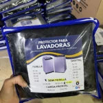 Protector impermeable negro para lavadora de carga frontal en bolsa plástica con costura azul. La etiqueta muestra compatibilidad con modelos de perilla, digital y semi perilla.