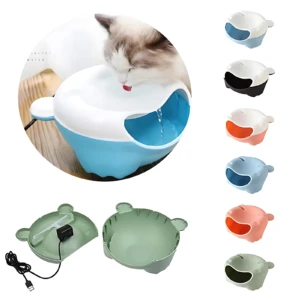 Fuente de agua automática para mascotas en color azul claro, con gato bebiendo. Incluye tapa verde con cable USB y seis variantes de color: blanco, negro, naranja, celeste, rosa y gris. Diseño con forma de cabeza de animal.