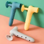 Tres fundas protectoras de silicona para manijas de puerta en colores azul, amarillo y blanco, con forma ergonómica y orificios de ventilación.