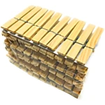 Set de 3 pinzas de bambú natural para colgar objetos, apiladas en empaque transparente.