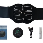 Cinturón EMS negro con diseño de abdomen, control digital, cable USB y atomizador.