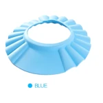 Gorro de baño azul para bebés y niños, con diseño ajustable y bordes suaves que protegen ojos y cabello del agua.